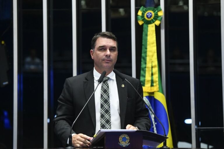 Flavio Bolsonaro: “Por mais que seja repugnante pensar em matar alguém, isso não é crime“